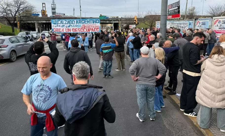 La movilizaci�n del �ltimo viernes en Lomas del Mirador del sector del Calzado ante la crisis que gener� la apertura de importaciones.