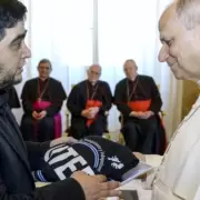 Un sindicalista le entregó al Papa León XIV un informe crítico de la gestión de Milei previo a su visita a Argentina