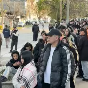 Un cantante de cumbia abrió una parrilla con 14 empleos disponibles: hubo 5 cuadras de cola