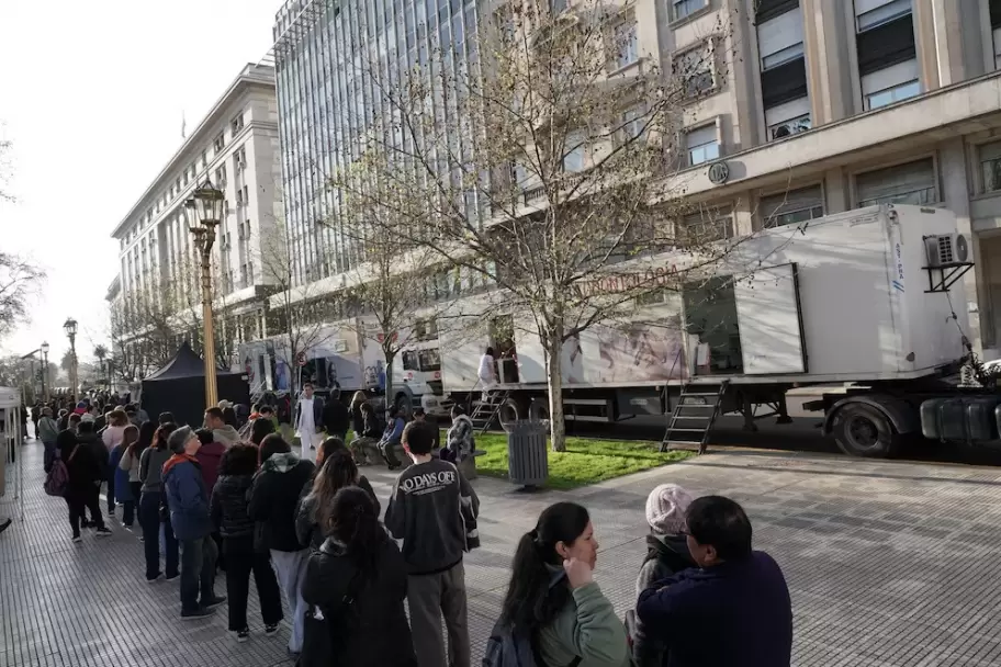 Largas colas de personas que intentan acceder a los servicios gratuitos de la UBA