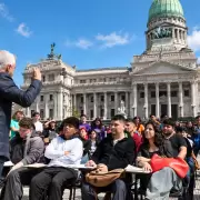 La UBA toma Plaza de Mayo: servicios gratuitos y reclamo contra Milei por el financiamiento universitario