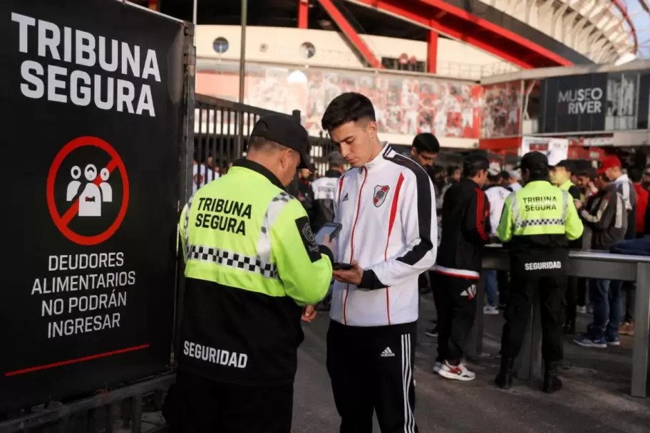 Cientos de miles de deudores alimentarios no pueden ingresar a los estadios de fútbol