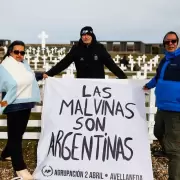 Una r�plica de la bandera de Malvinas que exhibi� la selecci�n lleg� a las islas