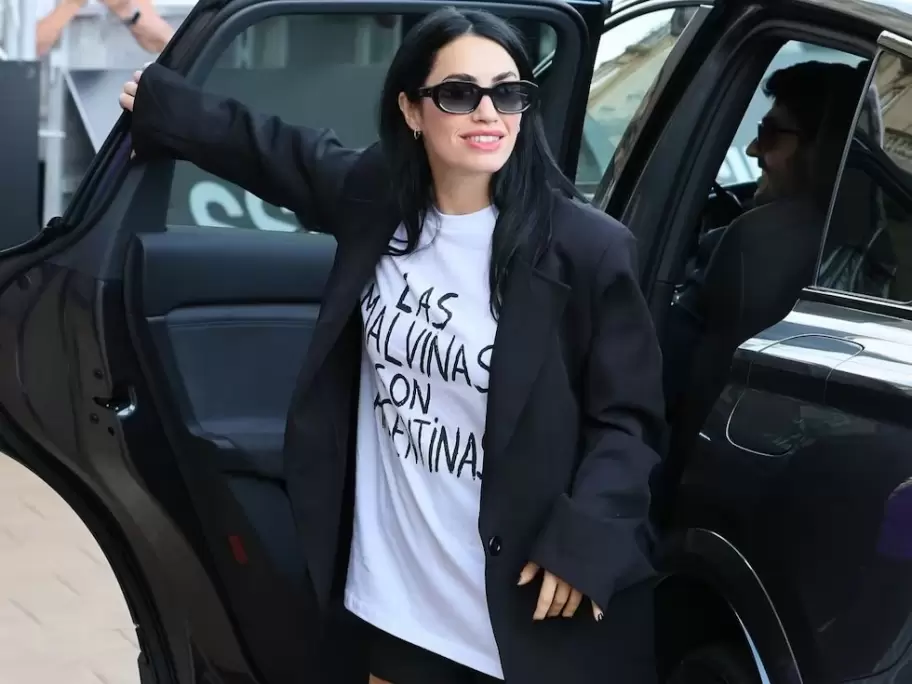 Lali con la remera de  "Las Malvinas son argentinas"
