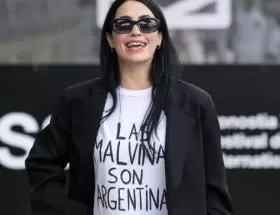 Lali Esp�sito con la remera "Las Malvinas son argentinas"