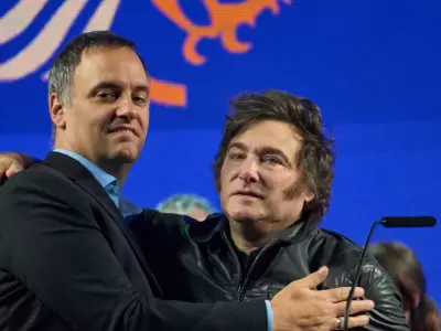 Manuel Adorni junto a Javier Milei