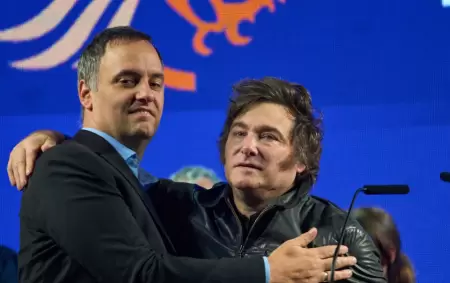 Manuel Adorni junto a Javier Milei