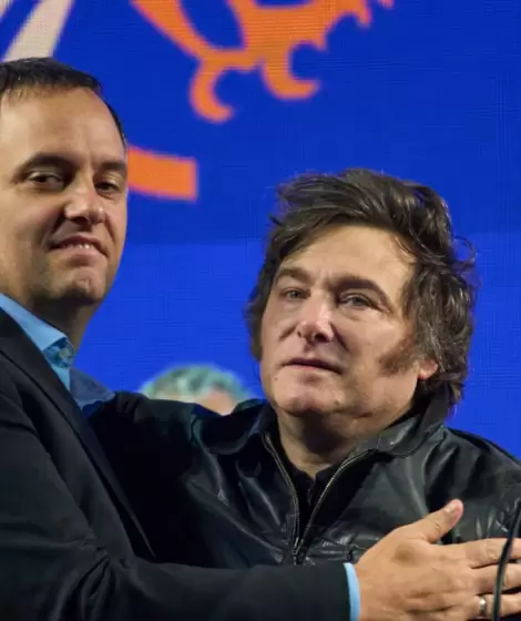 Manuel Adorni junto a Javier Milei