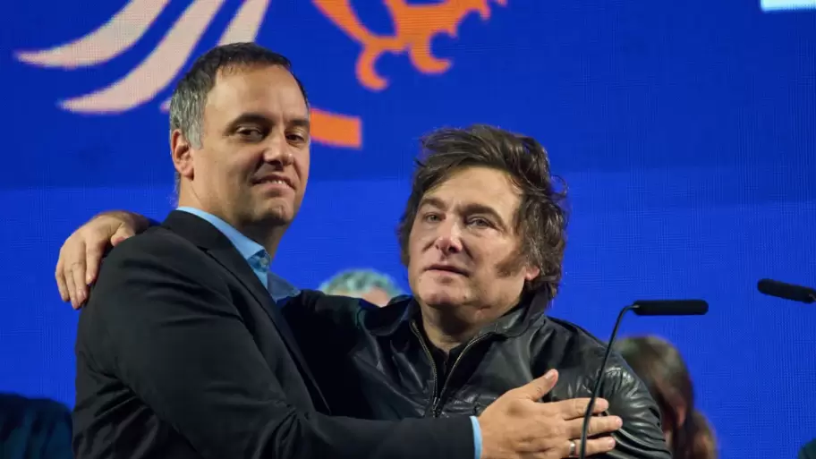 Manuel Adorni junto a Javier Milei