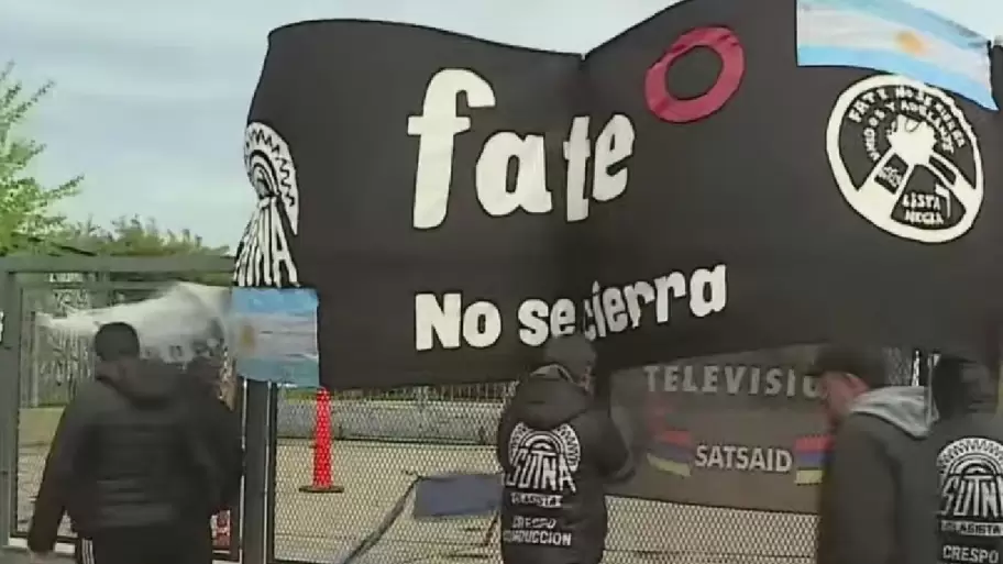 Cientos de trabajadores resisten ante un inminente desalojo