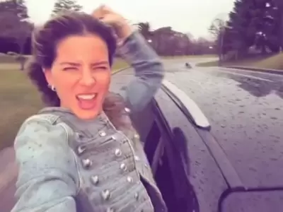 Eugenia "China" Su�rez con medio cuerpo afuera del auto de Mauro Icardi: le suspendieron preventivamente su licencia.