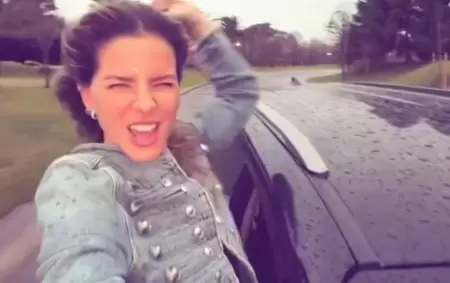Eugenia "China" Su�rez con medio cuerpo afuera del auto de Mauro Icardi: le suspendieron preventivamente su licencia.