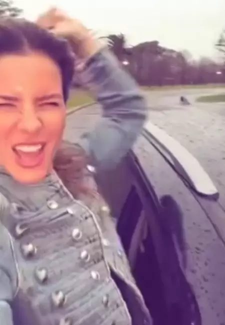 Eugenia "China" Su�rez con medio cuerpo afuera del auto de Mauro Icardi: le suspendieron preventivamente su licencia.