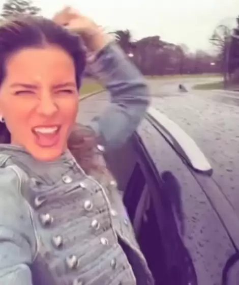 Eugenia "China" Su�rez con medio cuerpo afuera del auto de Mauro Icardi: le suspendieron preventivamente su licencia.