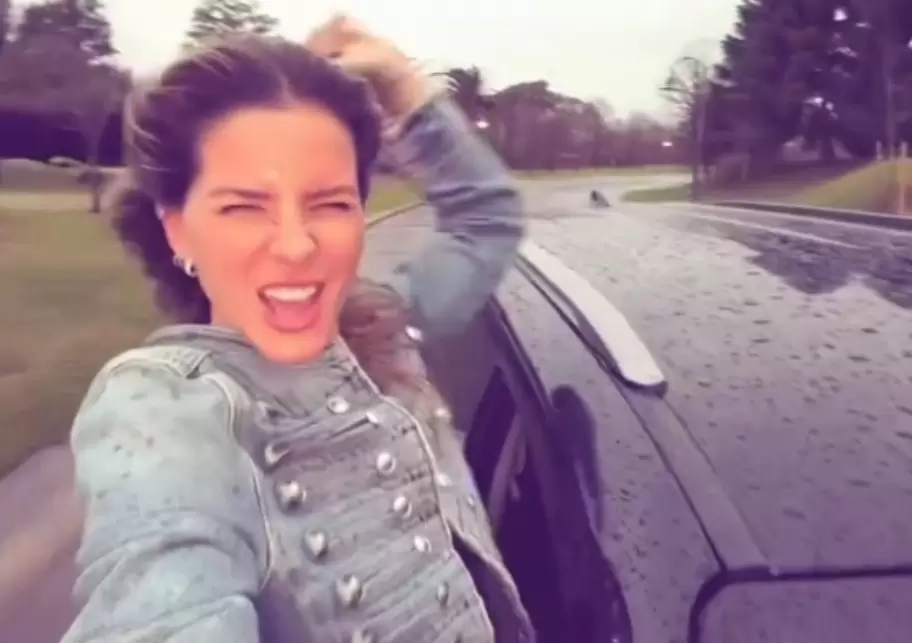 Eugenia "China" Suárez con medio cuerpo afuera del auto de Mauro Icardi: le suspendieron preventivamente su licencia.