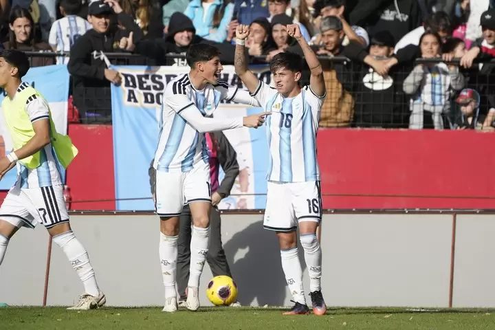 Argentina empat� y pas� a semis