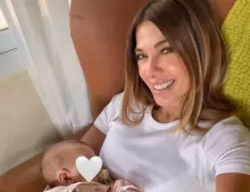 Catherine Fulop junto a su nieta Gia Dybala.