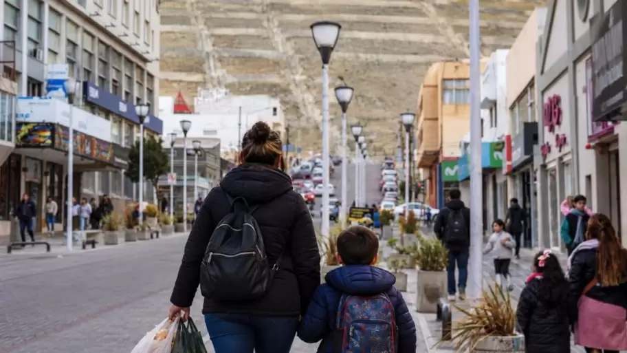 Ante la falta de trabajo, los vecinos de Comodoro Rivadavia se rebuscan con distintos emprendimientos para generar ingresos y sostener a sus familias