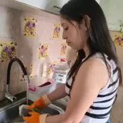 "Se fueron todos porque no hay trabajo": lava zapatillas para sobrevivir y expone la crisis laboral en Comodoro Rivadavia