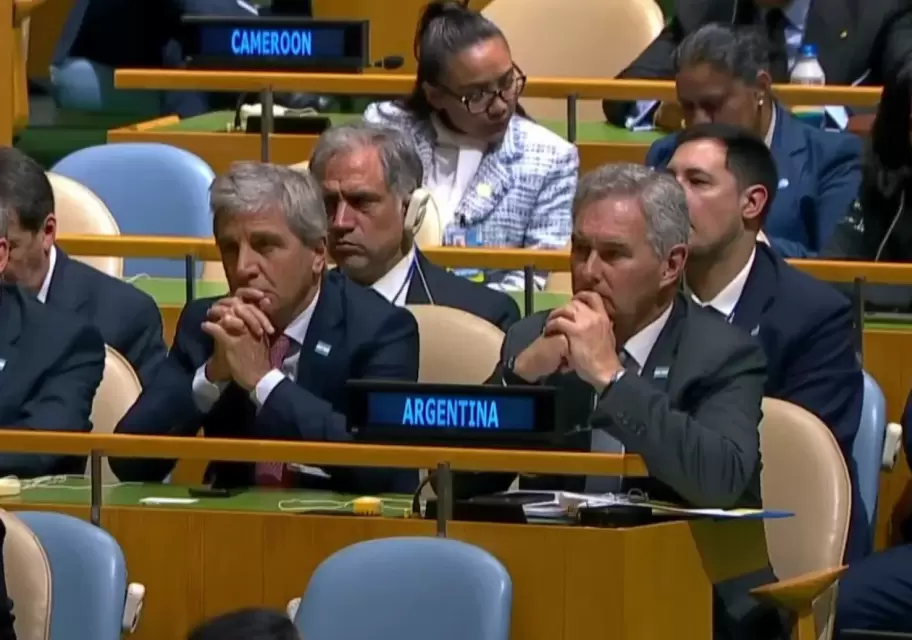 �Estaban rezando? La imagen que se viraliz� de Luis "Toto" Caputo y Pablo Quirno en la ONU, mientras hablaba Javier Milei.