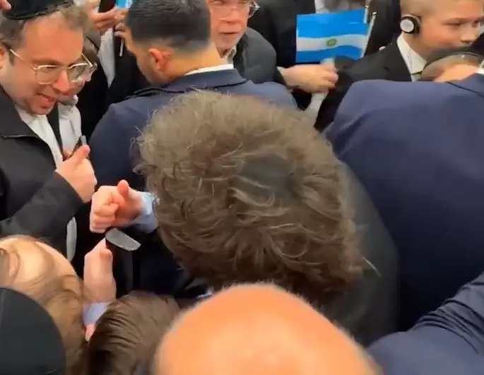 El presidente Javier Milei apareció con la cabeza pintada de negro en su visita a la ONU.