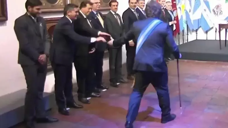 El caminar torcido de Javier Milei también fue motivo de preocupación para quienes protegen la imagen presidencial.