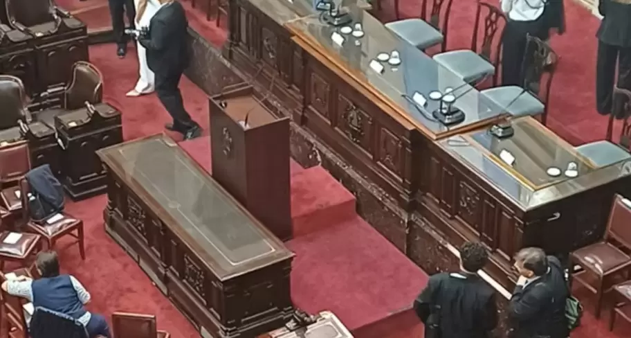 El atril con banquito que usó Javier Milei en la última inauguración de sesiones ordinarias del Congreso de la Nación.