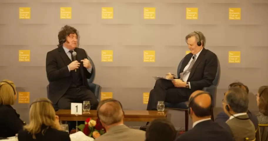 Javier Milei junto a John Micklethwait