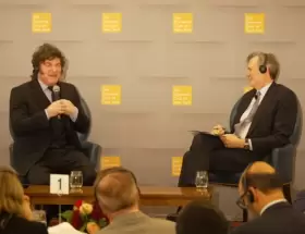 Javier Milei junto a John Micklethwait