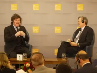 Javier Milei junto a John Micklethwait