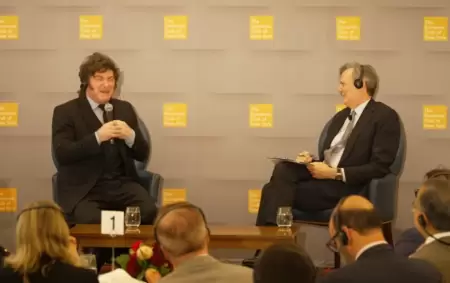 Javier Milei junto a John Micklethwait