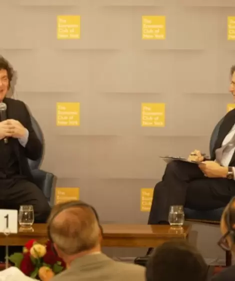 Javier Milei junto a John Micklethwait
