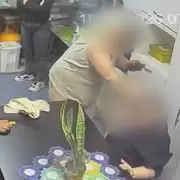 Una mujer de 71 años fue denunciada por maltratar a su hijo con síndrome de Down