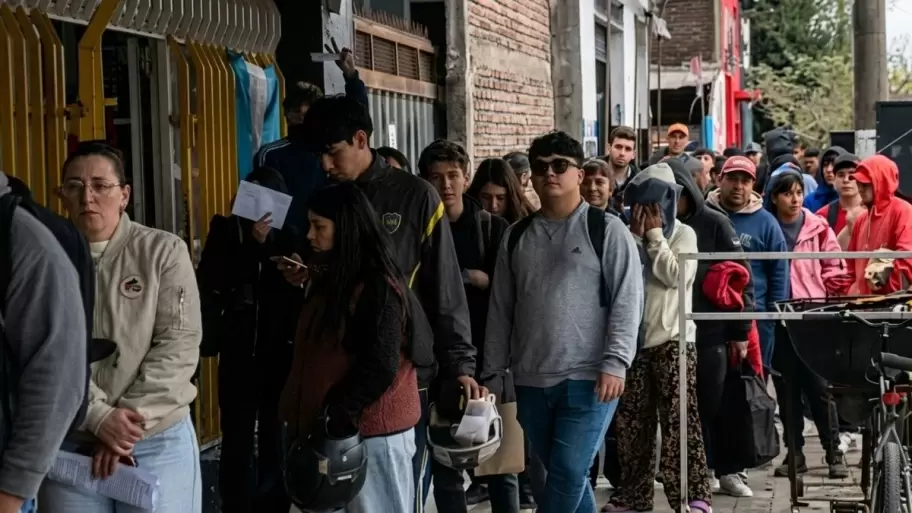 Tremenda fila por un puesto de trabajo en Guernica