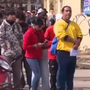 La Argentina que Milei no ve: acampe y cuadras de fila en el fr�o por un puesto de trabajo en Guernica