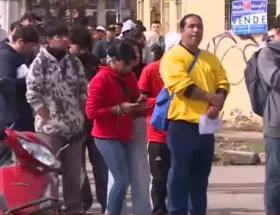 Acampe y cuadras de fila en el fr�o por un puesto de trabajo en Guernica