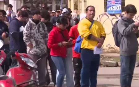 Acampe y cuadras de fila en el fr�o por un puesto de trabajo en Guernica