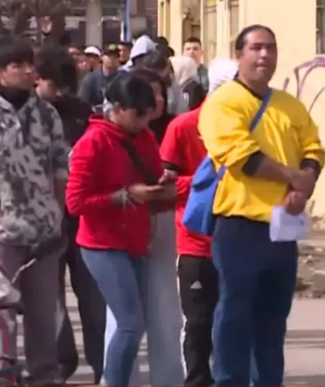 Acampe y cuadras de fila en el fr�o por un puesto de trabajo en Guernica