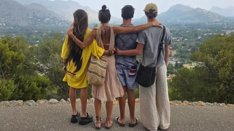Juana Viale con sus hijos Ámbar, Silvestre y Alí.