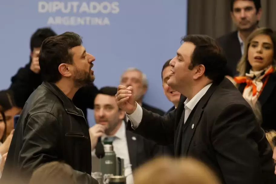 Gerardo Huesen casi a las pi�as con Juan Grabois