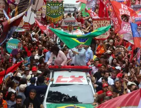 Una postal de la �ltima caravana de Lula da Silva por R�o de Janeiro, de cara a las elecciones presidenciales del domingo.
