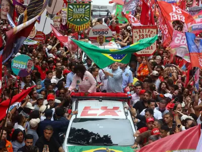 Una postal de la �ltima caravana de Lula da Silva por R�o de Janeiro, de cara a las elecciones presidenciales del domingo.