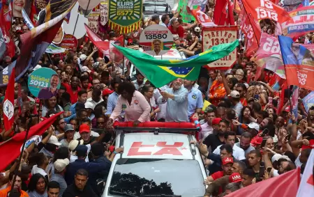 Una postal de la �ltima caravana de Lula da Silva por R�o de Janeiro, de cara a las elecciones presidenciales del domingo.