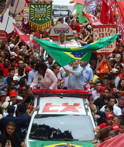 Una postal de la �ltima caravana de Lula da Silva por R�o de Janeiro, de cara a las elecciones presidenciales del domingo.