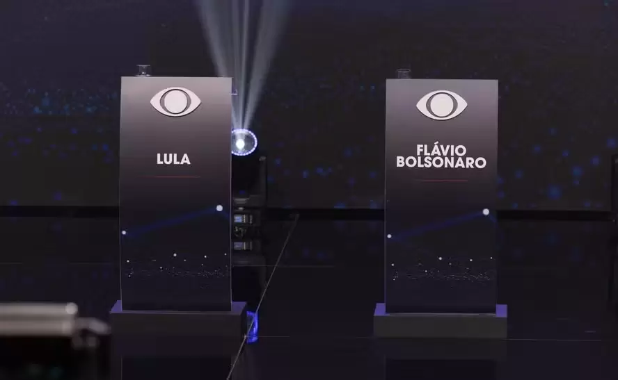 Los atriles de Luiz In�cio Lula da Silva y Flavio Bolsonaro vac�os, de cara al debate presidencial de TV Globo que se suspendi�.