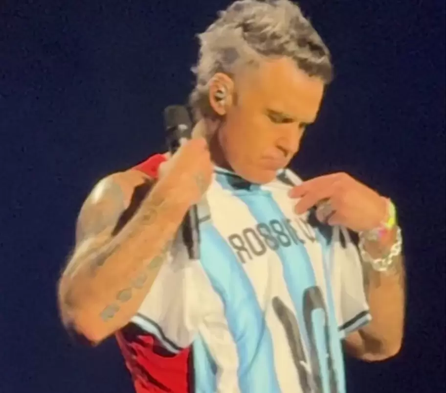 Robbie Williams se apoyó la camiseta de Argentina, aunque en otros países llegó a besar las casacas locales.