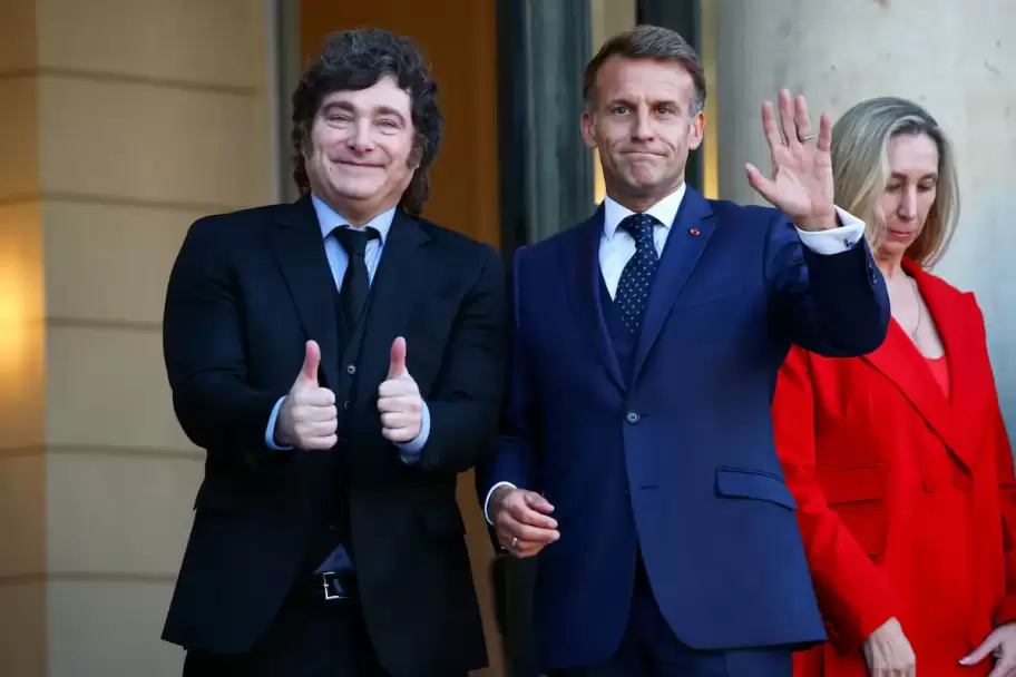 Javier y Karina Milei junto a Emmanuel Macron