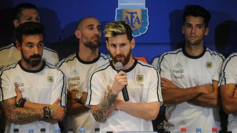Lionel Messi a la cabeza de la Selección argentina, el día de 2016 que anunciaron que no hablarían más con la prensa.
