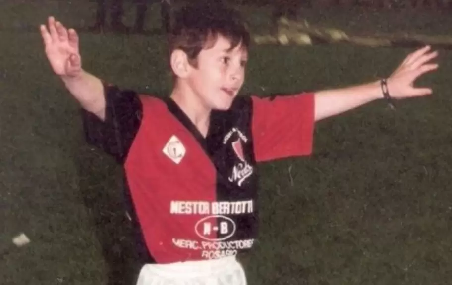 Un Lionel Messi niño con la camiseta de Newell's.