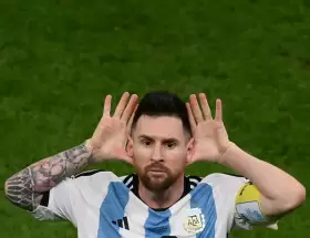 El Topo Gigio de Liones Messi a Louis van Gaal, en las Semifinales de Qatar 2022.